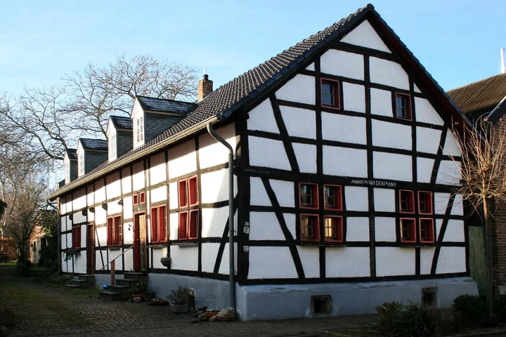 Denkmalgeschütztes Fachwerkhaus an der Hauptstraße in Girbelsrath