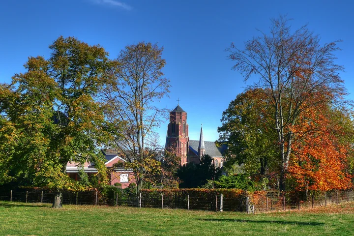 Blick über den Wenauer Hof auf St. Gregorius in Golzheim