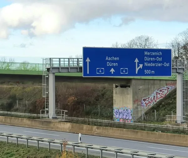 Schilderbrücke über der A4 bei Merzenich