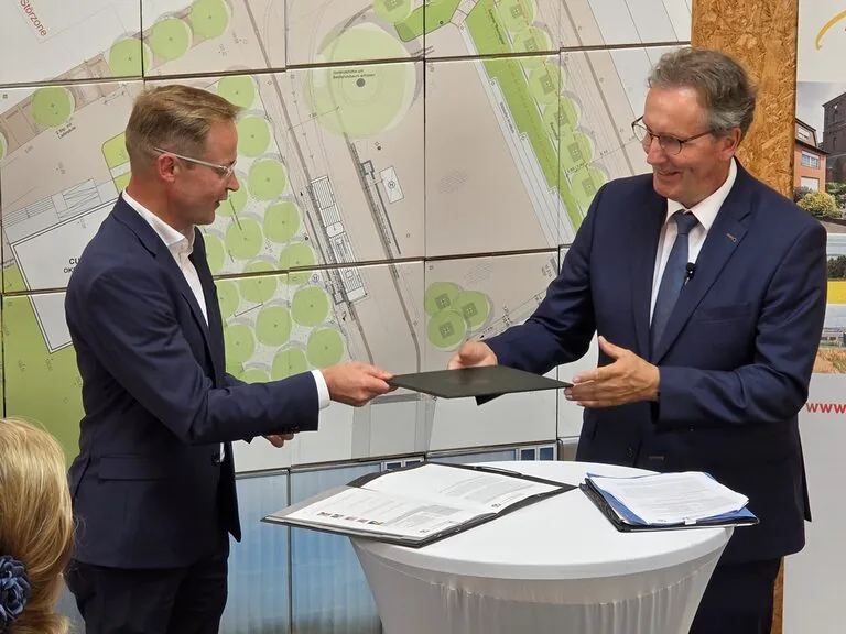 Übergabe des Förderbescheids für den Merzenicher Poolplatz