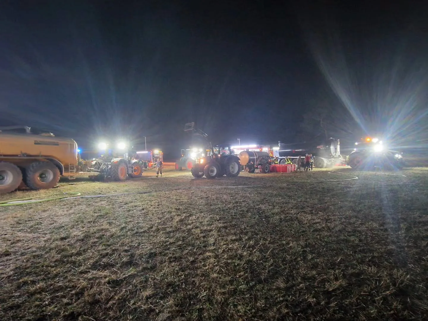 Einsatzkräfte bei einem Flächenbrand im Bürgewald