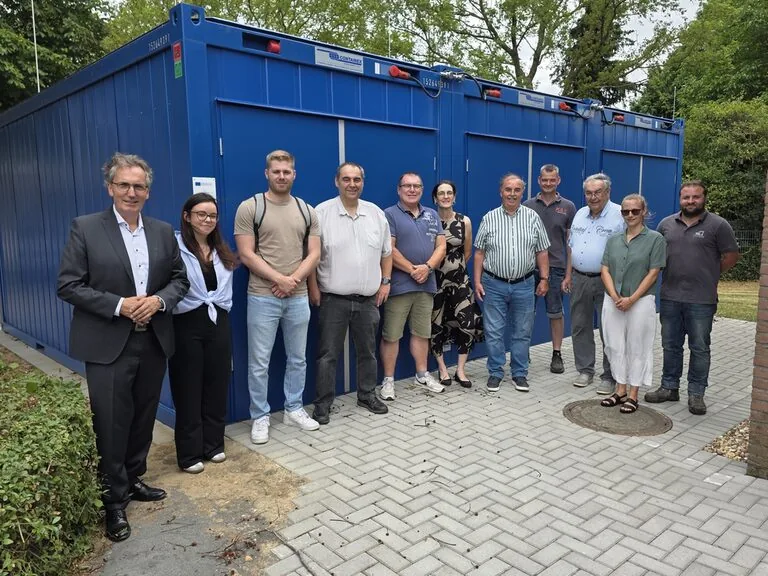 Drei neue Seecontainer vor der Maarhalle in Girbelsrath