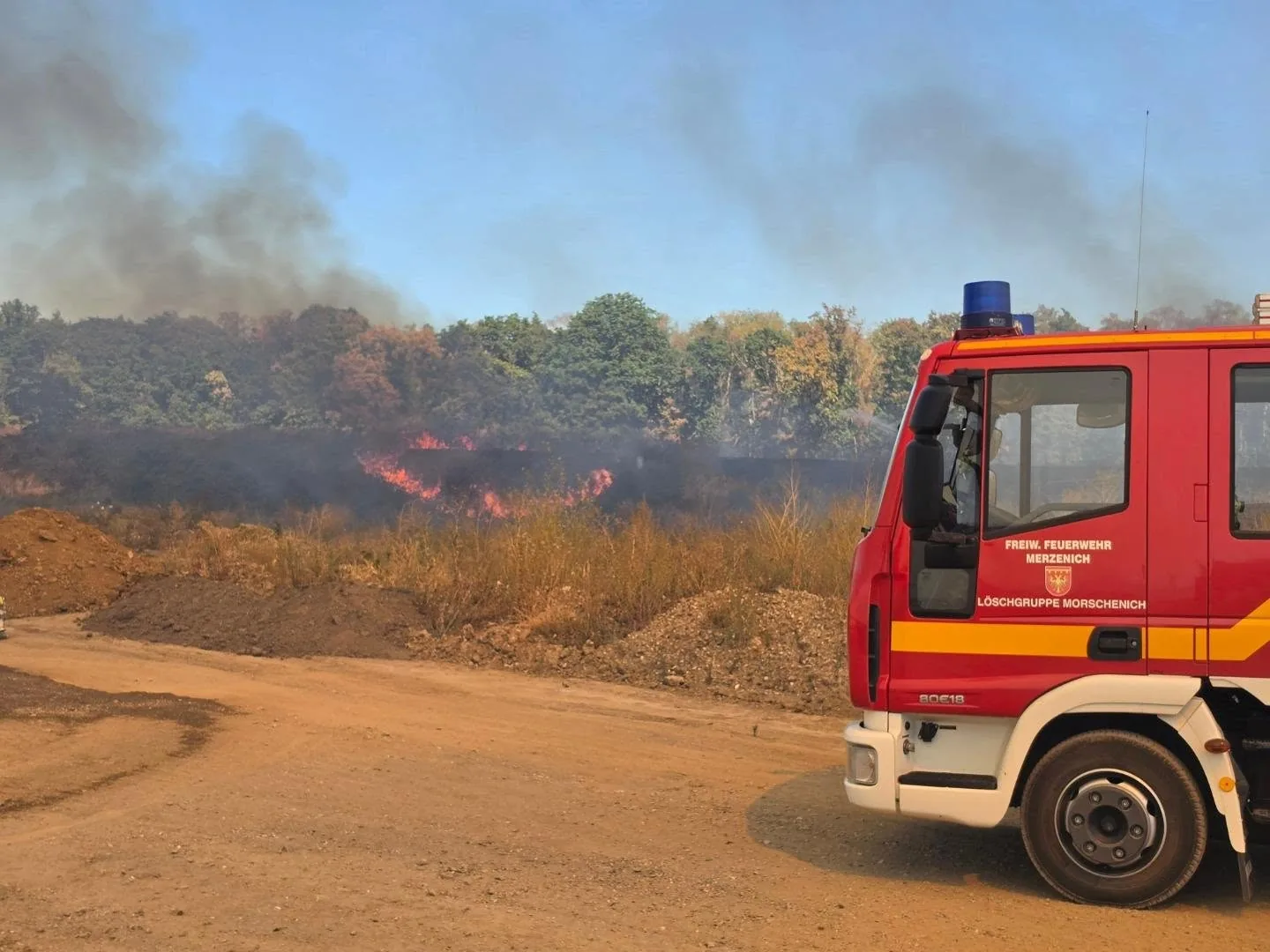 Einsatzkräfte beim Flächenbrand an der L257