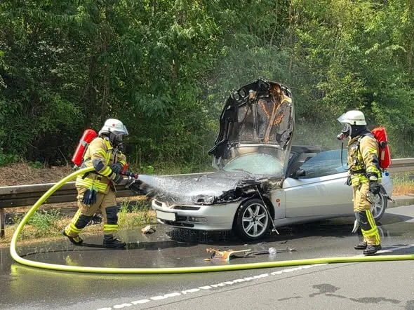 Ausgebrannter Personenwagen auf der L264